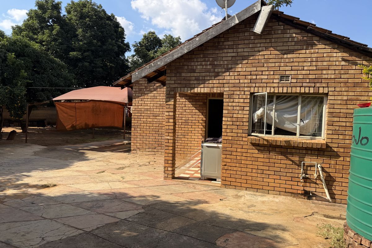 Charming 3-Bedroom Home in Elti Villas, Louis Trichardt - Photo 2