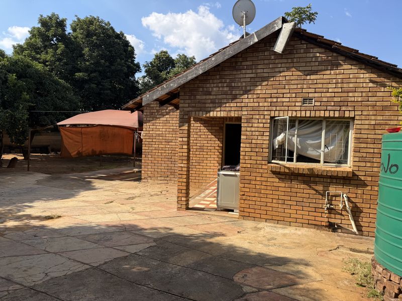 Charming 3-Bedroom Home in Elti Villas, Louis Trichardt - Photo 2