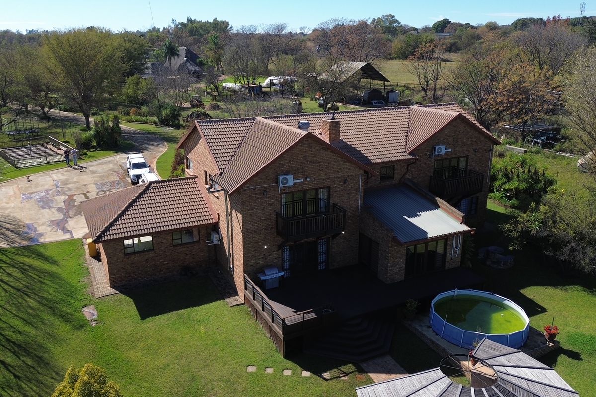 Exceptional 1-Hectare Smallholding with Spacious Family Home and Agricultural Facilities - Photo 3