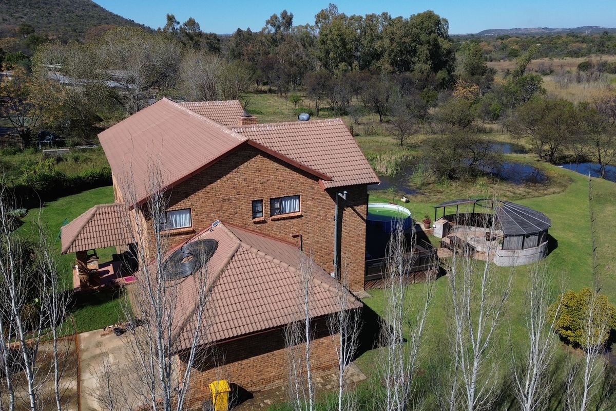 Exceptional 1-Hectare Smallholding with Spacious Family Home and Agricultural Facilities - Photo 2