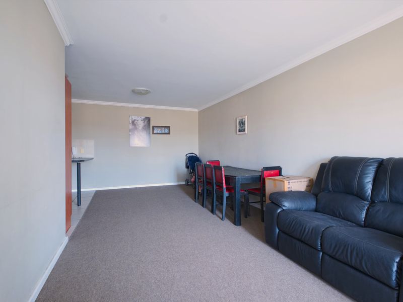 Neat and Spacious 3-Bedroom Apartment in a Quiet Family Area - Photo 4