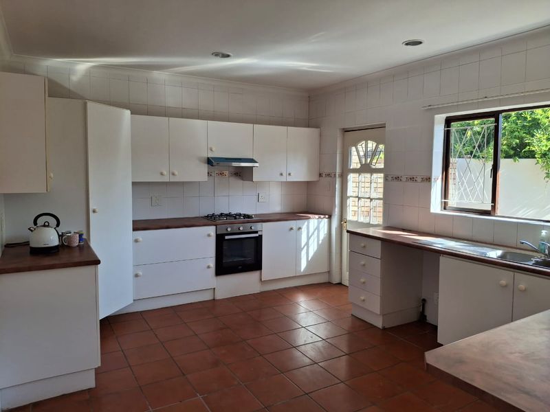 Townhouse Rental Monthly In Gqeberha - Photo 2