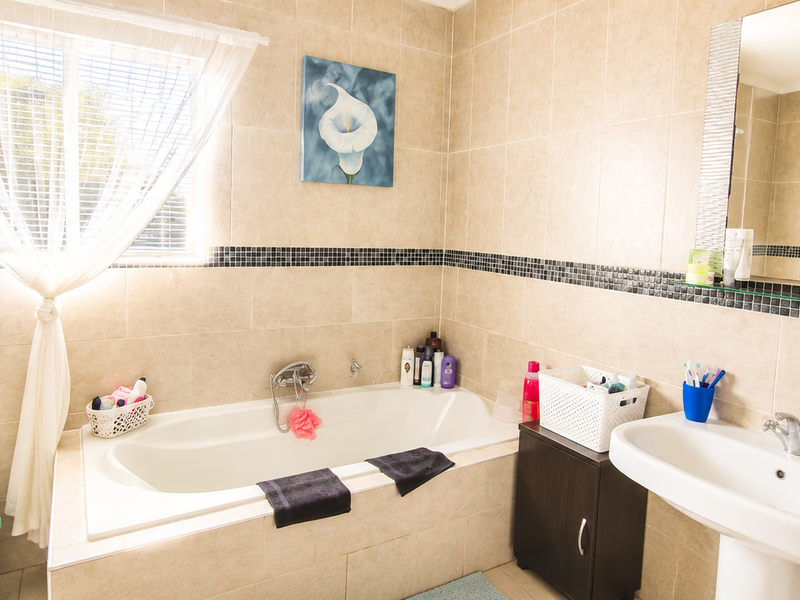 Beautiful Family Home - Photo 7