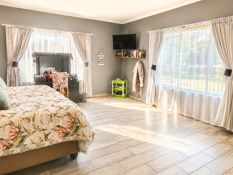 Beautiful Family Home - Photo 10