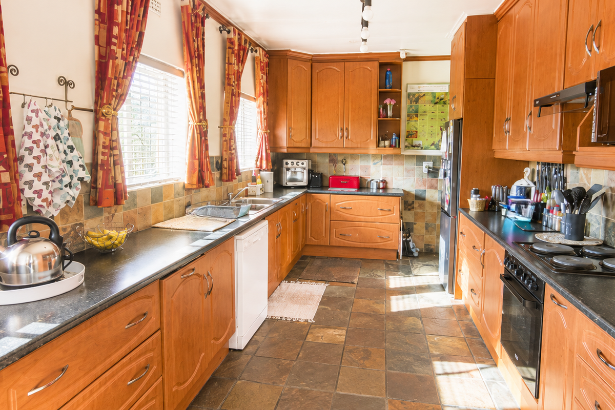 Beautiful Family Home - Photo 2