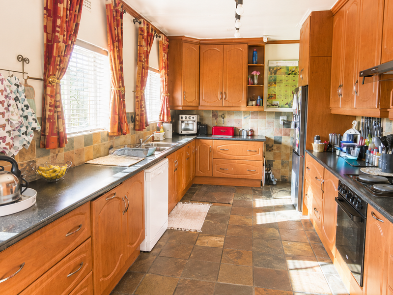 Beautiful Family Home - Photo 2