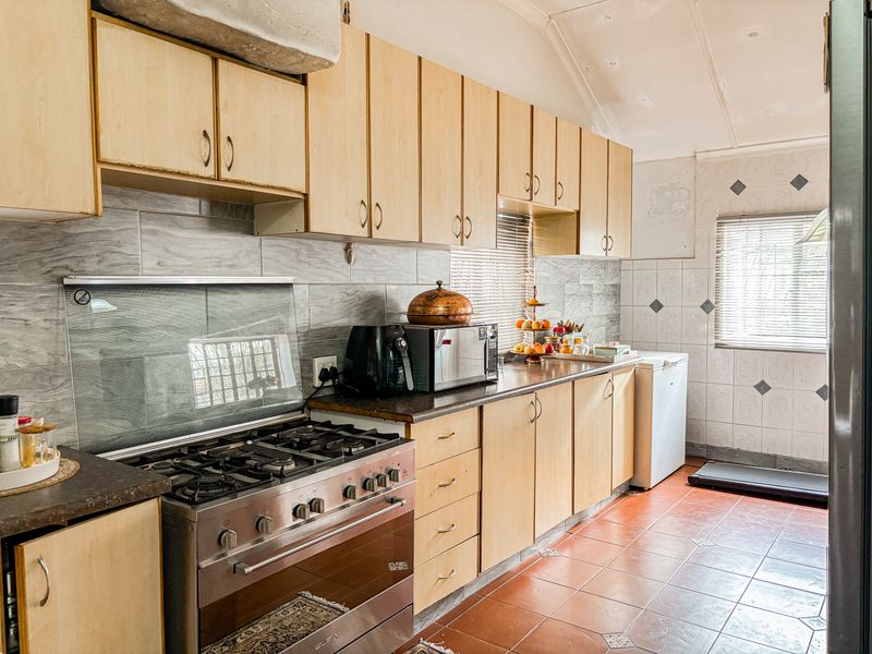 Neat Family Home with Flatlet, Workshop & Exceptional Versatility - Photo 9