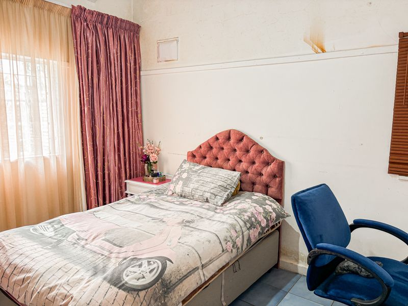 Neat Family Home with Flatlet, Workshop & Exceptional Versatility - Photo 10