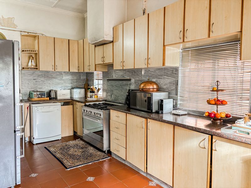 Neat Family Home with Flatlet, Workshop & Exceptional Versatility - Photo 8