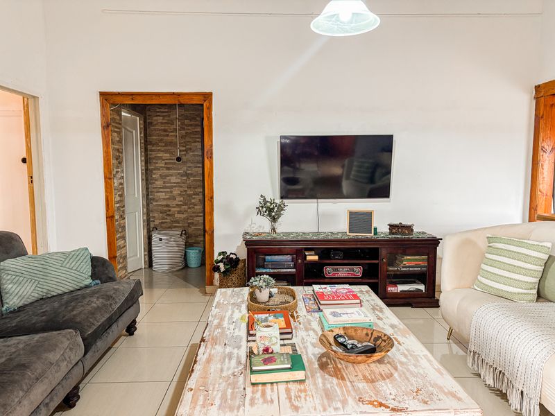 Neat Family Home with Flatlet, Workshop & Exceptional Versatility - Photo 6