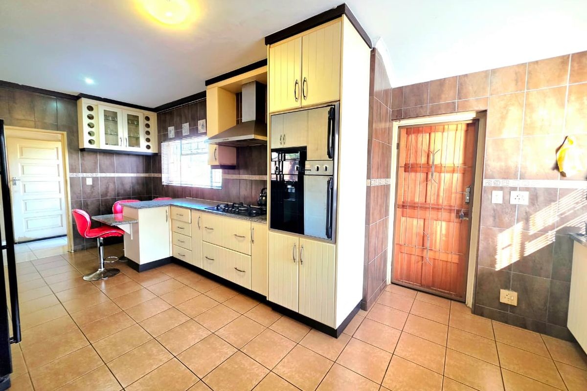 Spacious Family Home with Bachelor Flat, Pool & Excellent Security - Photo 2