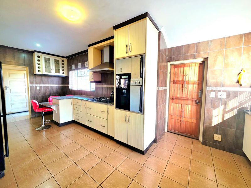 Spacious Family Home with Bachelor Flat, Pool & Excellent Security - Photo 2