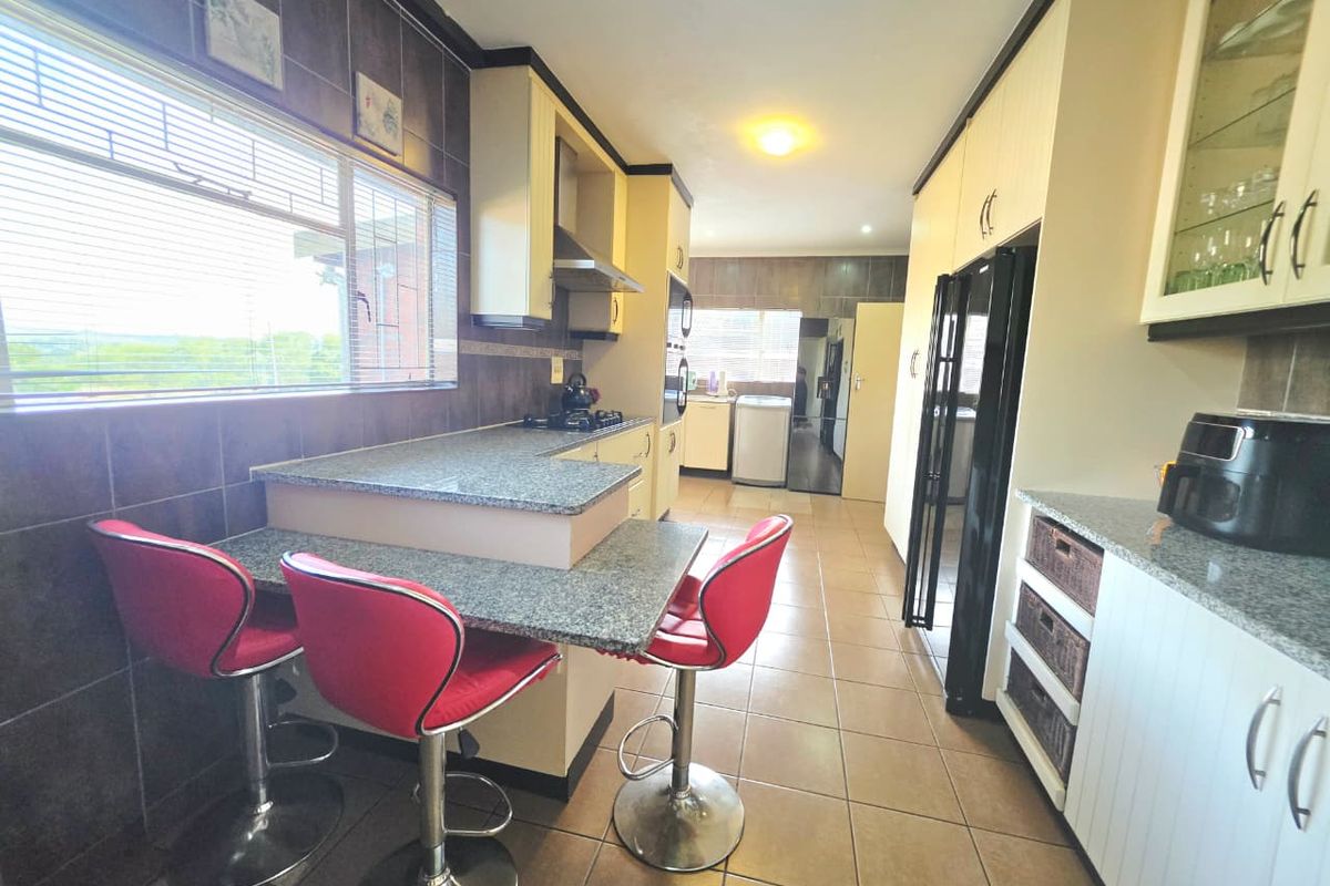 Spacious Family Home with Bachelor Flat, Pool & Excellent Security - Photo 3