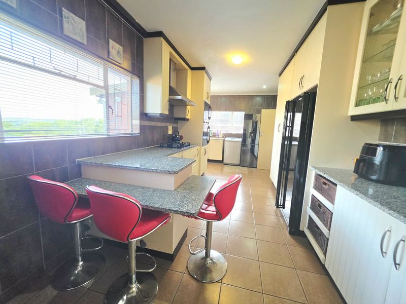 Spacious Family Home with Bachelor Flat, Pool & Excellent Security - Photo 3
