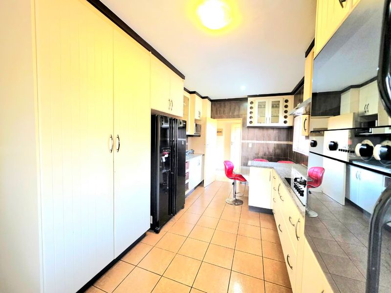 Spacious Family Home with Bachelor Flat, Pool & Excellent Security - Photo 1