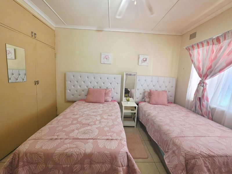 Spacious Family Home with Bachelor Flat, Pool & Excellent Security - Photo 10