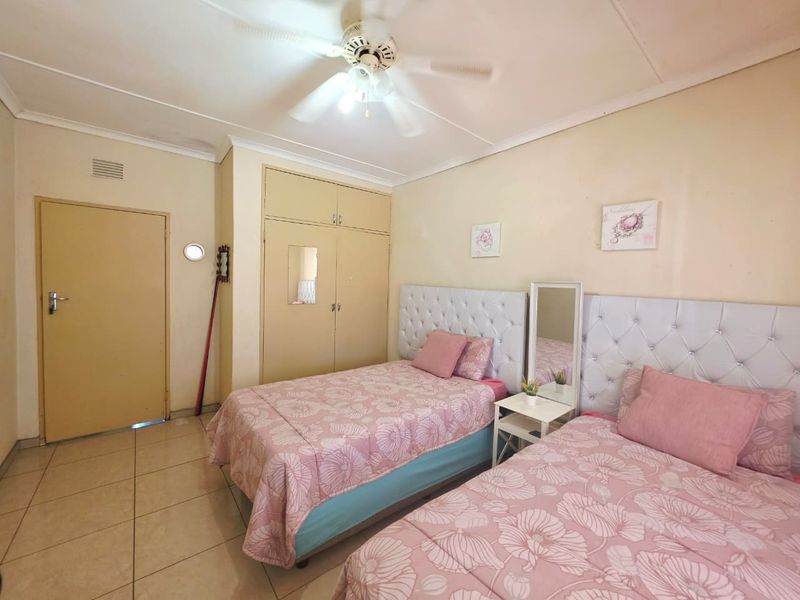 Spacious Family Home with Bachelor Flat, Pool & Excellent Security - Photo 9