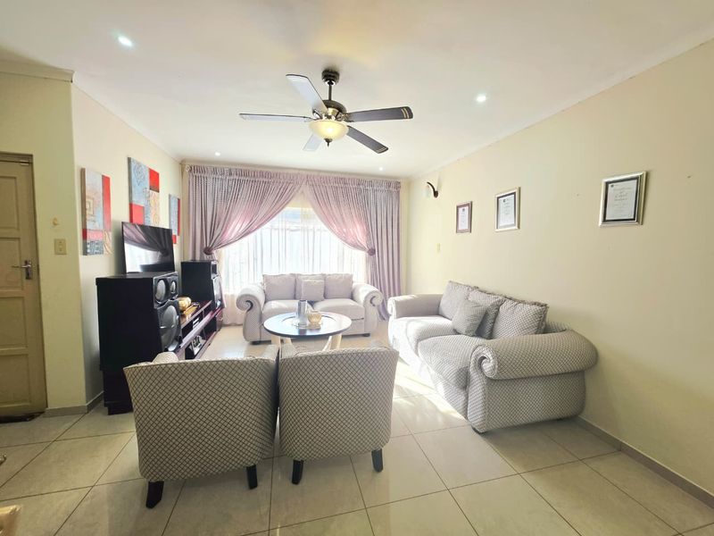 Spacious Family Home with Bachelor Flat, Pool & Excellent Security - Photo 5
