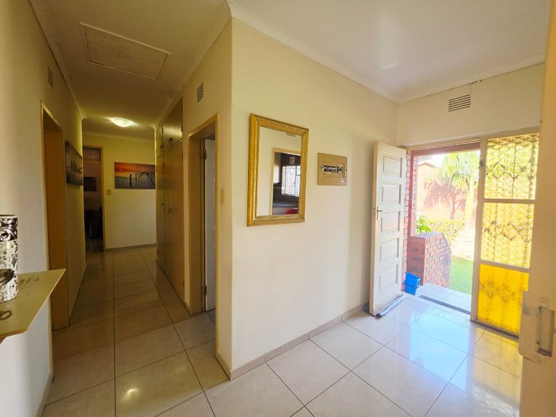 Spacious Family Home with Bachelor Flat, Pool & Excellent Security - Photo 8