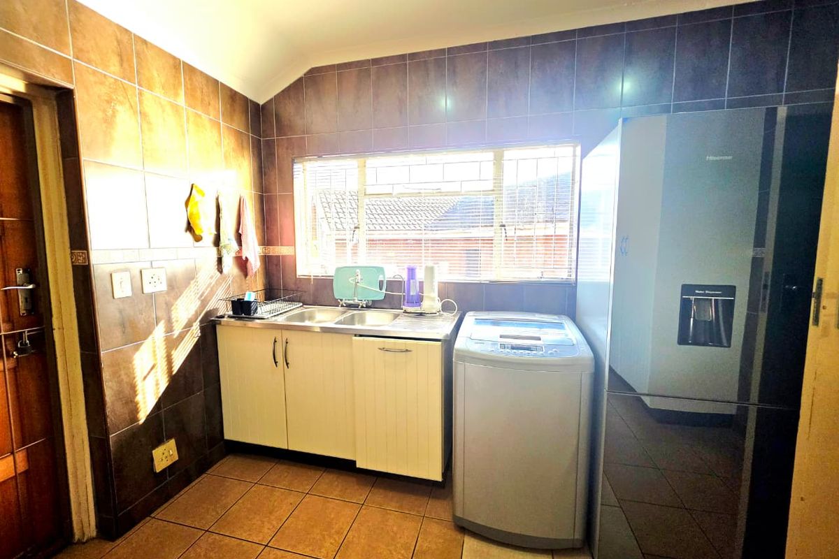 Spacious Family Home with Bachelor Flat, Pool & Excellent Security - Photo 4