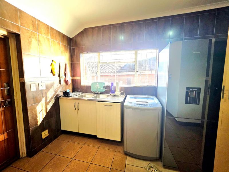 Spacious Family Home with Bachelor Flat, Pool & Excellent Security - Photo 4