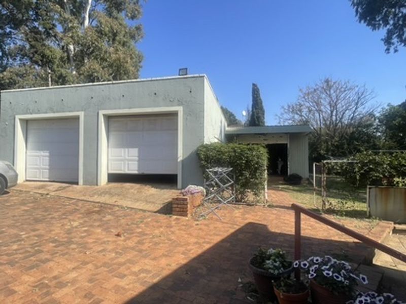 Corner Stand - Main House - Cottage - Granny Flat - Fruit Trees!!!! - Photo 3