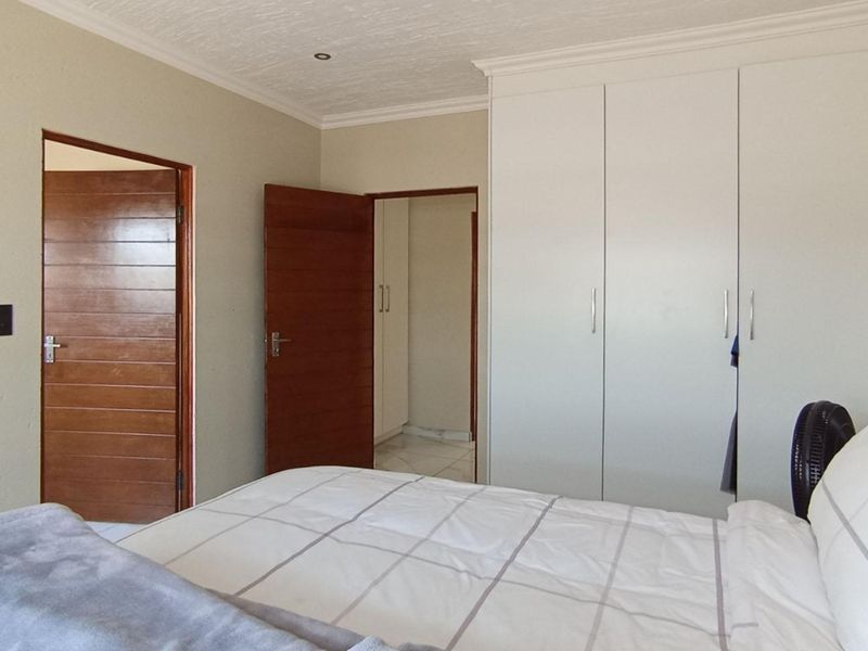 4 Bedrooms | 4.5 Bathrooms | Freehold Cluster | Double Garage l Power Backup & Water Backup - Photo 10