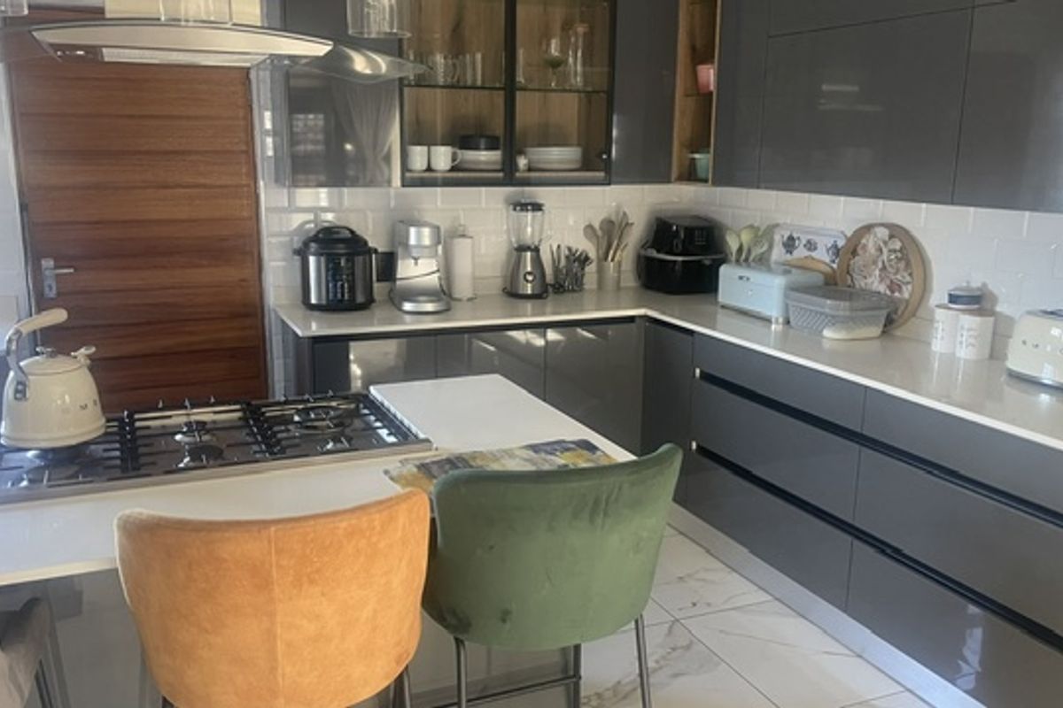 Luxurious, Loadshedding-Free Living in the Heart of Midrand! - Photo 2