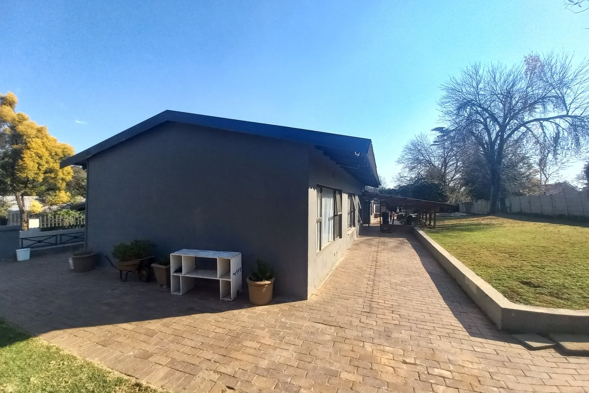 Spacious family home with income generating cottages in Lombardy East - Photo 2