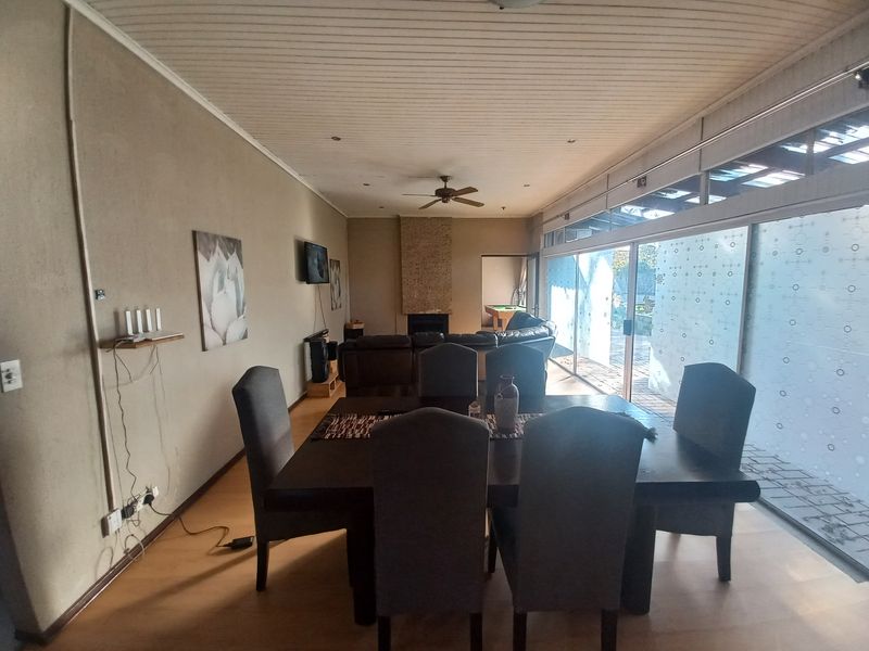 Spacious family home with income generating cottages in Lombardy East - Photo 3