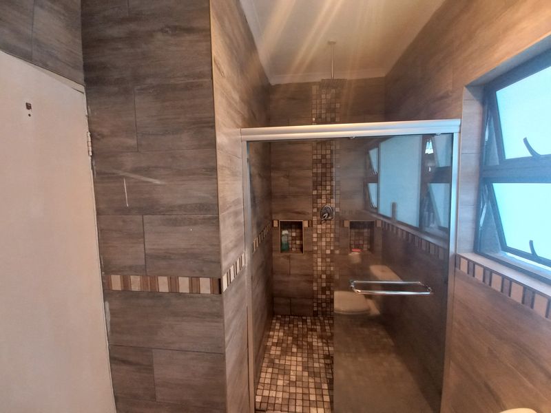 Spacious family home with income generating cottages in Lombardy East - Photo 7