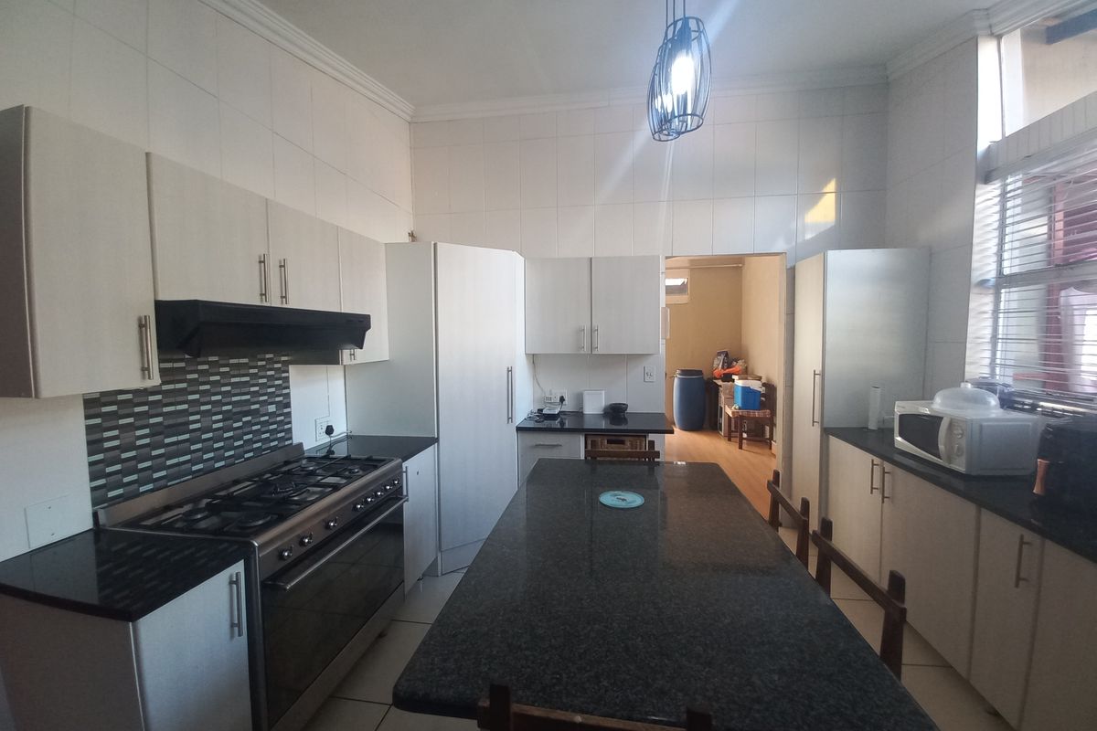 Spacious family home with income generating cottages in Lombardy East - Photo 4