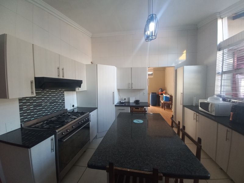 Spacious family home with income generating cottages in Lombardy East - Photo 4