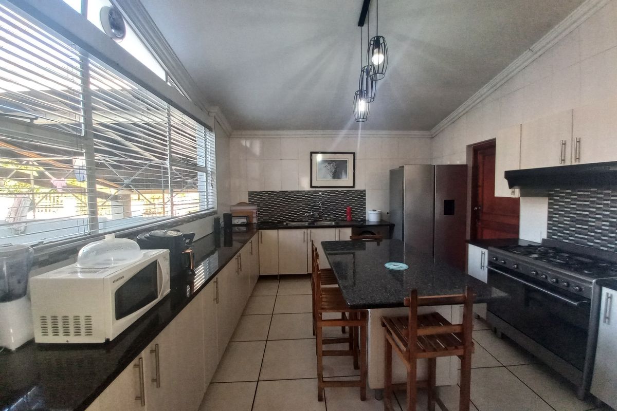 Spacious family home with income generating cottages in Lombardy East - Photo 5