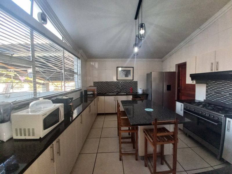 Spacious family home with income generating cottages in Lombardy East - Photo 5