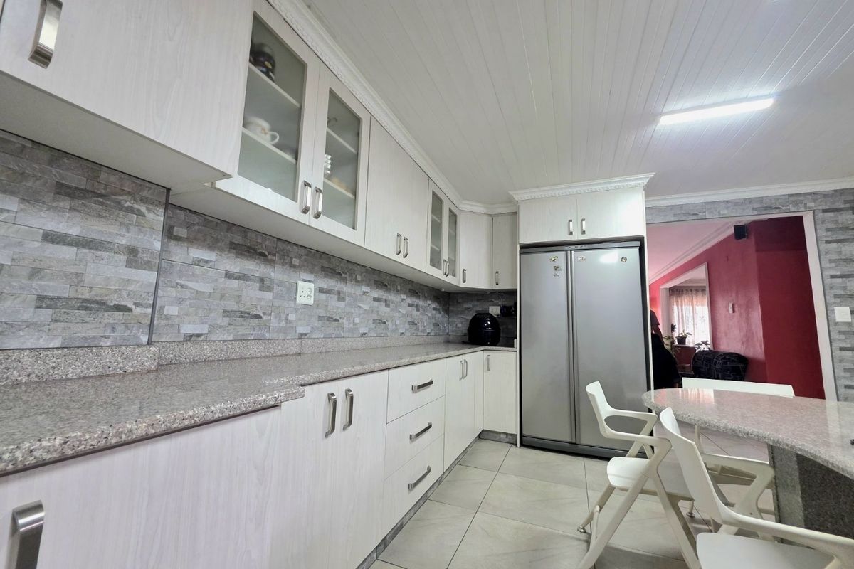 Spacious 4-Bedroom Family Residence Offering Comfort, Security & Sustainability!!!! - Photo 3