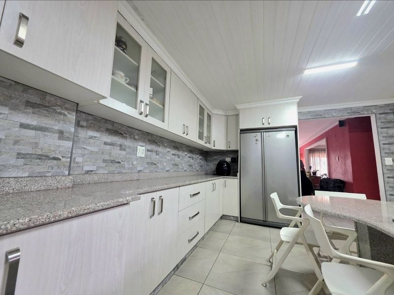 Spacious 4-Bedroom Family Residence Offering Comfort, Security & Sustainability!!!! - Photo 3