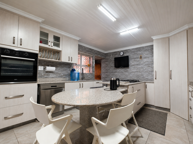 Spacious 4-Bedroom Family Residence Offering Comfort, Security & Sustainability!!!! - Photo 1