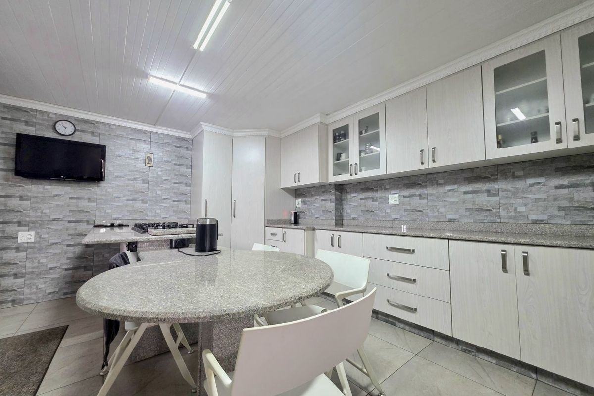 Spacious 4-Bedroom Family Residence Offering Comfort, Security & Sustainability!!!! - Photo 2