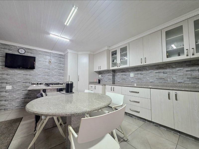 Spacious 4-Bedroom Family Residence Offering Comfort, Security & Sustainability!!!! - Photo 2