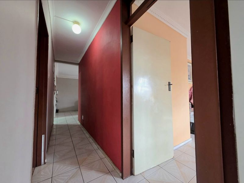 Spacious 4-Bedroom Family Residence Offering Comfort, Security & Sustainability!!!! - Photo 4