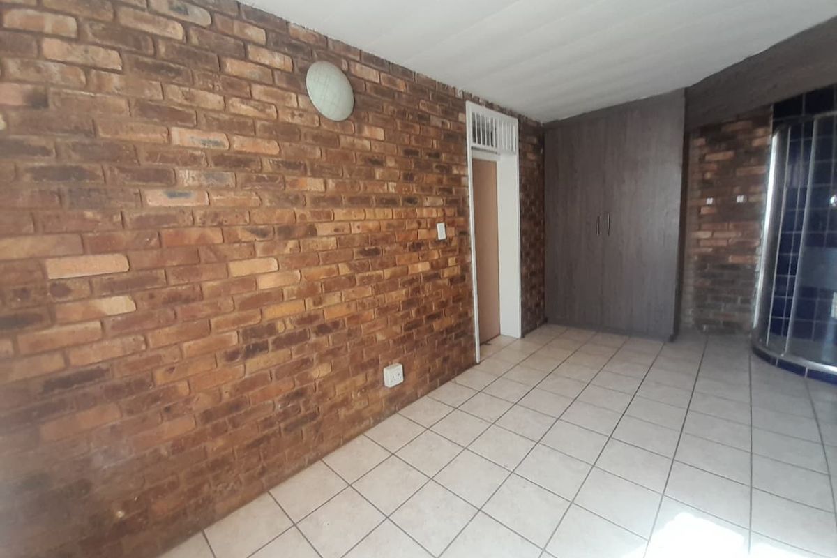 Semi face brick house for sale - Photo 2