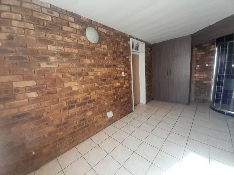 Semi face brick house for sale - Photo 2