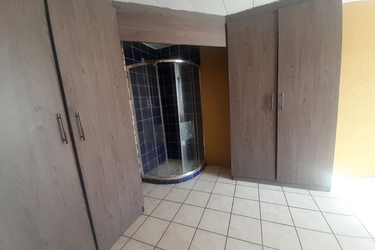 Semi face brick house for sale - Photo 4