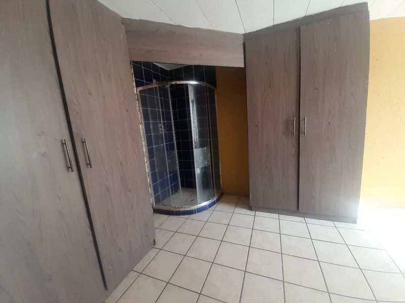 Semi face brick house for sale - Photo 4