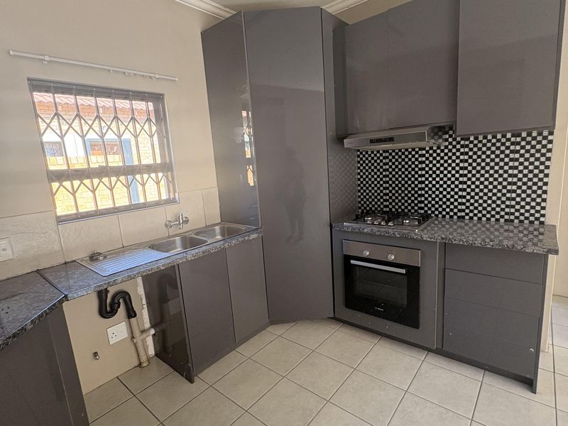 Low maintenance Living in The Hills Estate - Photo 2