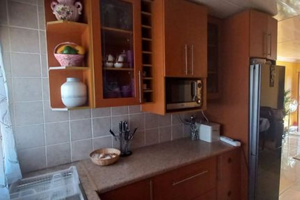 3 Bedroom House in Have Hills, East London - Photo 4