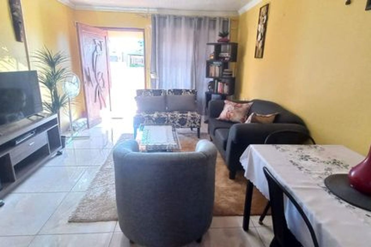 3 Bedroom House in Have Hills, East London - Photo 2