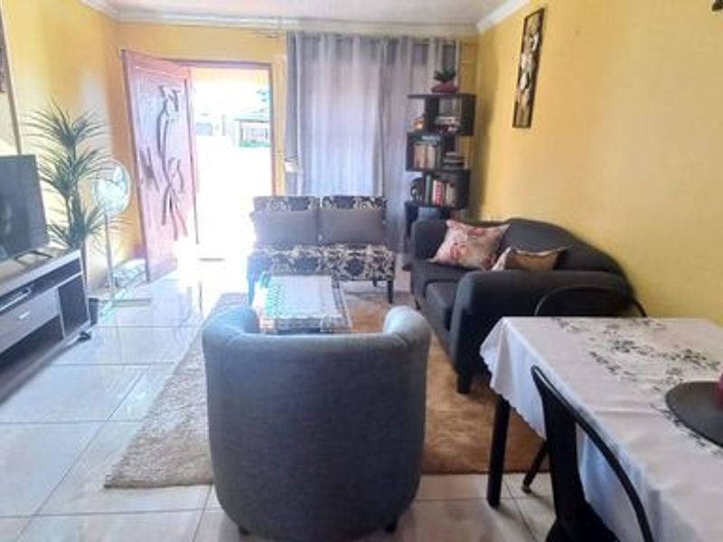 3 Bedroom House in Have Hills, East London - Photo 2