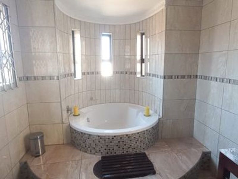 3 Bedroom House in Have Hills, East London - Photo 9